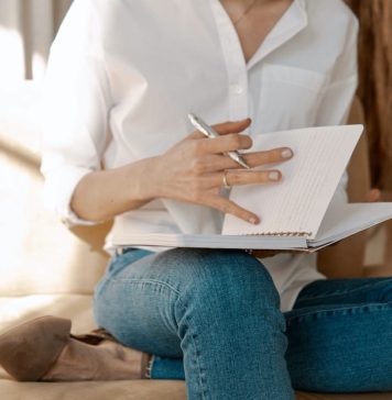 7 Easy Hacks to De-Stress Throughout the Work Day